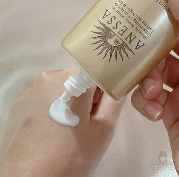 kem chống nắng anessa dạng gel và dạng sữa loại nào tốt hơn