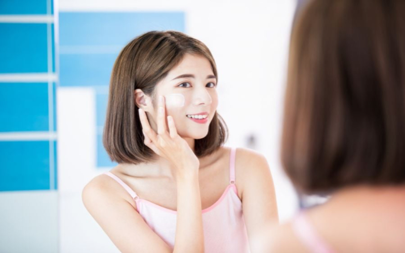 ở nhà có cần bôi kem chống nắng không