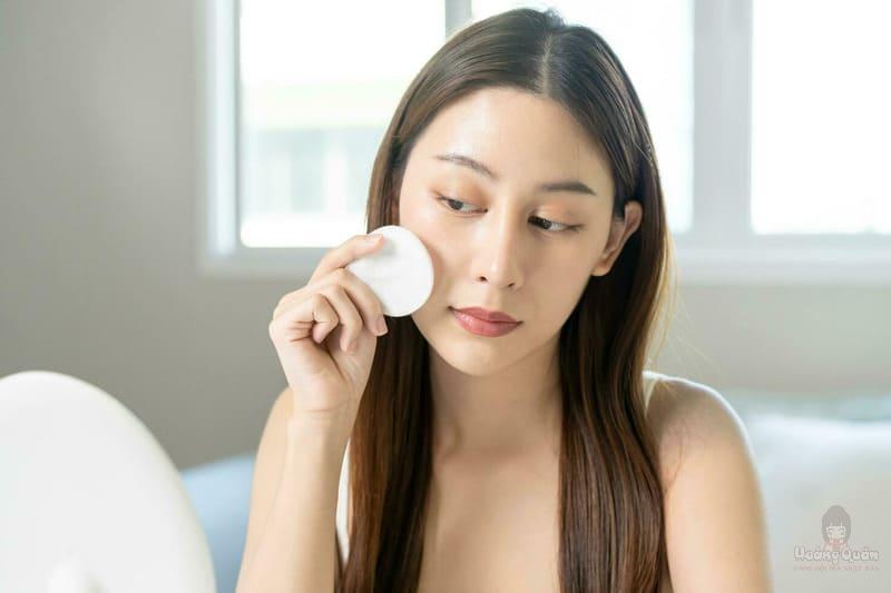 da Không trang điểm có cần tẩy trang hay không