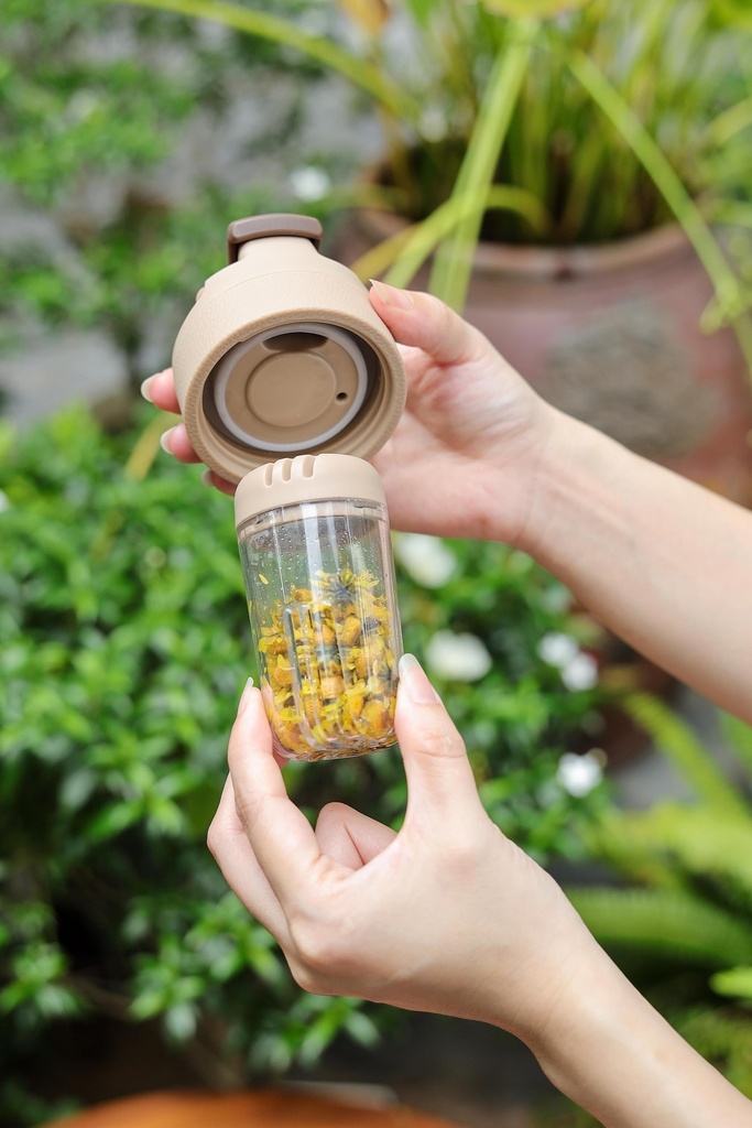 Bình Tritan Có Lõi Lọc Trà Gắn Nam Châm Kaiyo 700ml Màu Nâu 